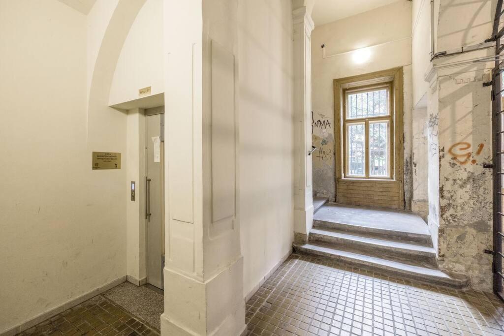 Secluded Spacious Oasis-best Location In Downtown *