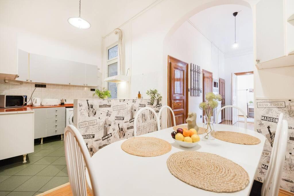 Secluded Spacious Oasis-best Location In Downtown Apartment Budapest
