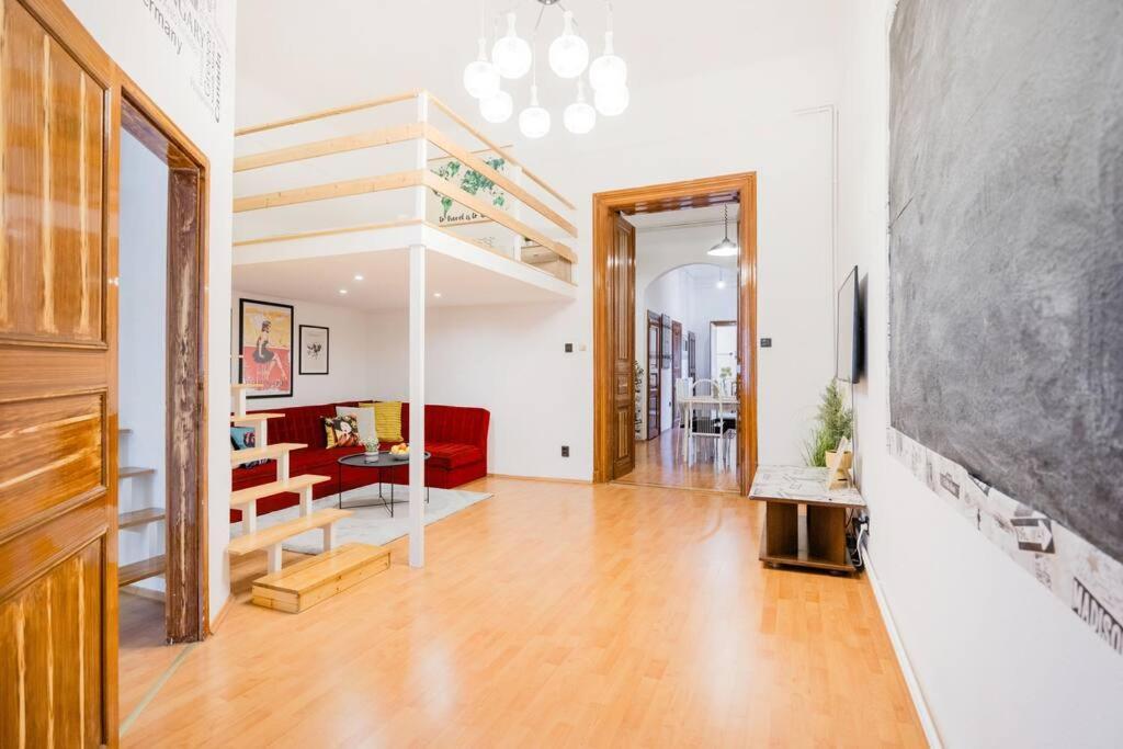 Secluded Spacious Oasis-best Location In Downtown Apartment