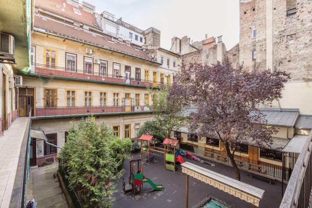Apartment Secluded Spacious Oasis-best Location In Downtown Budapest