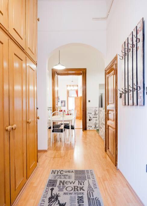 Apartment Secluded Spacious Oasis-best Location In Downtown Budapest