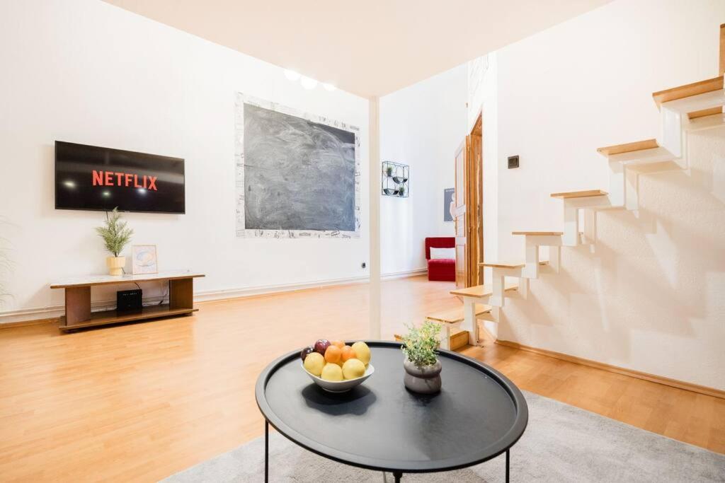Secluded Spacious Oasis-best Location In Downtown Apartment