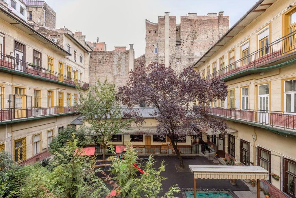 Apartment Secluded Spacious Oasis-best Location In Downtown