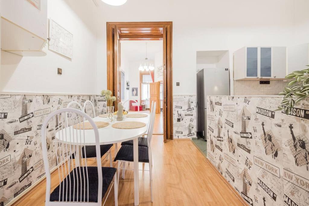 Secluded Spacious Oasis-best Location In Downtown Apartment Budapest