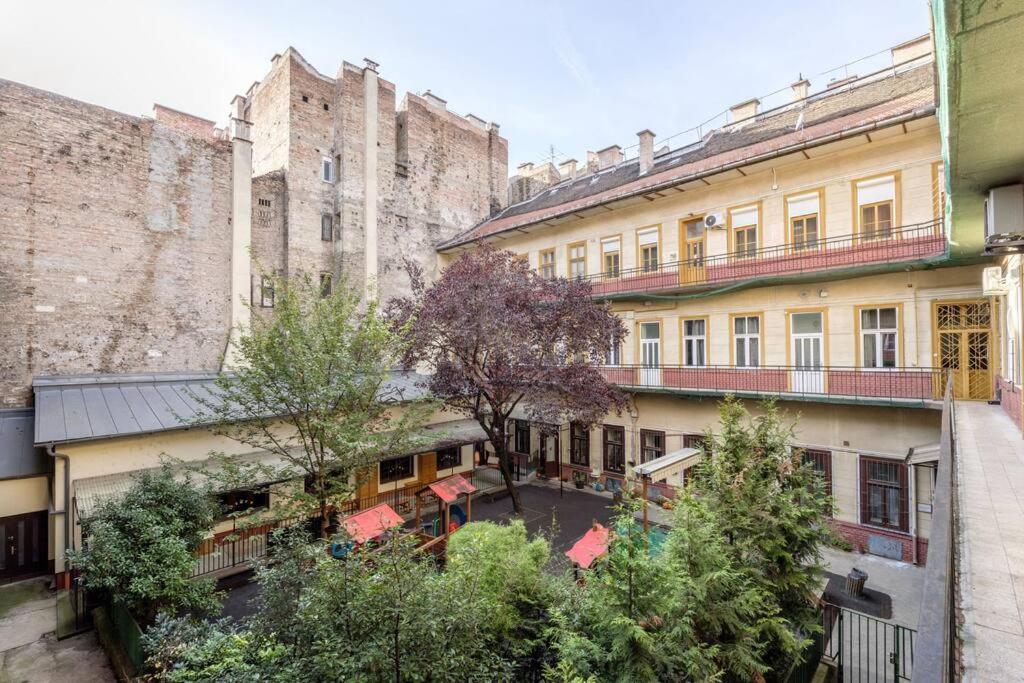 Secluded Spacious Oasis-best Location In Downtown * Budapest